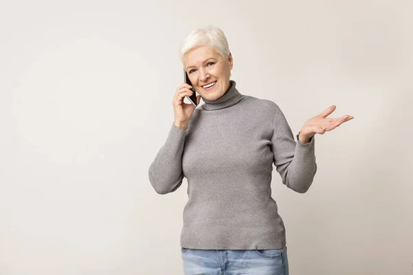 Attractive senior woman talking on mobile phone — Stock Photo, Image