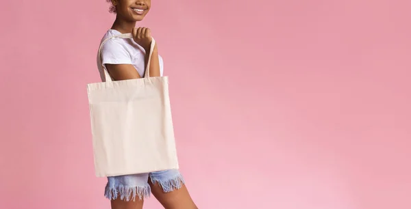Smiling African American girl holding blank cotton bag — Stok Foto
