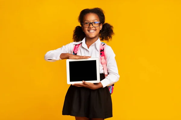 Computer afroamericano studentessa Hodling Tablet con schermo bianco — Foto Stock