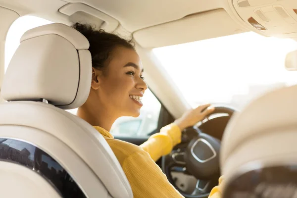 Feliz afroamericana chica conduciendo coche y sonriendo — Foto de Stock