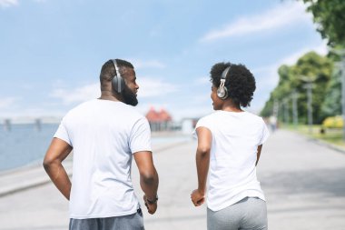 Siyah Eşlerin Nehir Kıyısında Yürüyüşünün Arkası