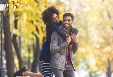 Sevimli siyah kız, adamın arkasından atlayıp eğlenmiş.