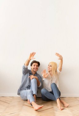 Eşler Yerdeki Yeni Ev İçin İç Tasarım Tartışması