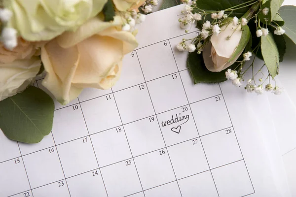 Επιλέγοντας ημερομηνία γάμου με στυλό γραπτώς καρδιά σε χαρτί ημερολόγιο — Φωτογραφία Αρχείου