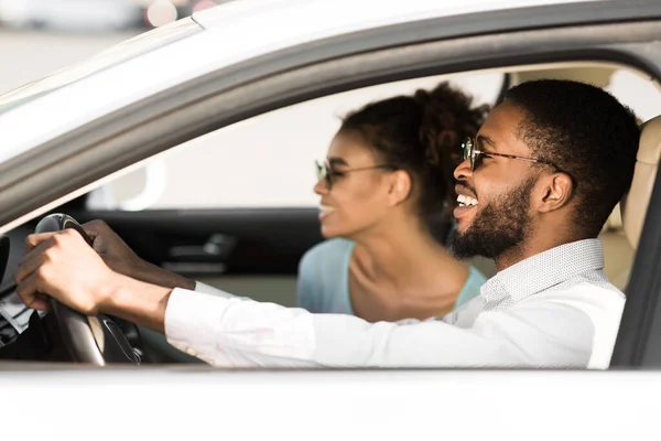 Glückliches schwarzes Paar genießt Roadtrip, sitzt im Auto — Stockfoto