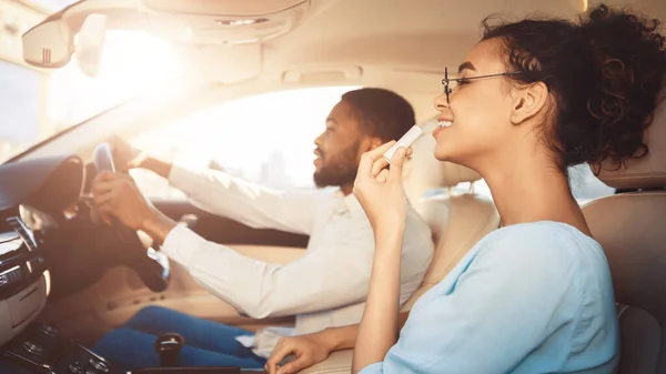 Viaje por carretera. Hombre conduciendo coche, novia aplicando lápiz labial —  Fotos de Stock