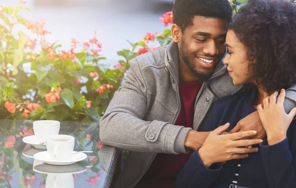 Retrato de casal negro feliz passar tempo juntos no café — Fotografia de Stock