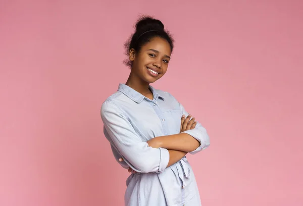 Belle adolescente posant à la caméra avec les bras croisés — Photo