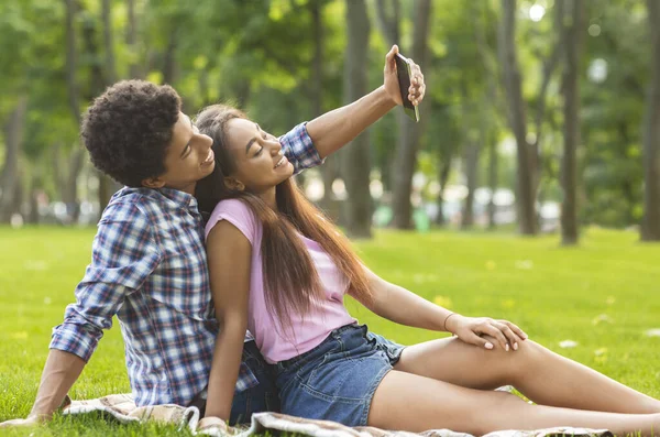 Casal de adolescentes tomando selfie no piquenique ao ar livre — Fotografia de Stock