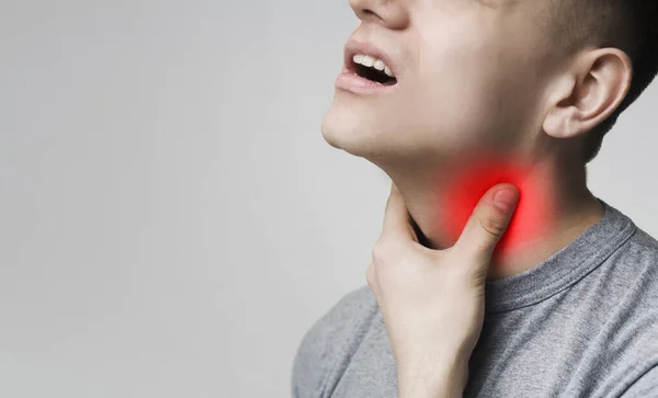 Hombre con problemas en la glándula tiroides, tocándose el cuello — Foto de Stock