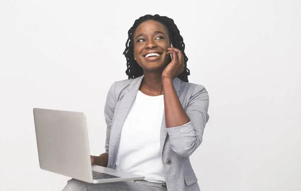 African American Businesswoman Talking On Phone Working On Laptop, Isolated — Stock Photo, Image