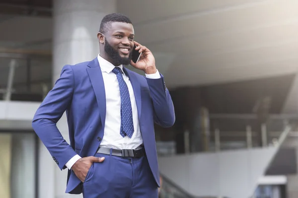 Junger attraktiver Geschäftsmann telefoniert und lächelt — Stockfoto