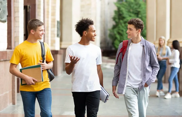 La vie universitaire. Les gars marchent sur le campus et bavardent — Photo