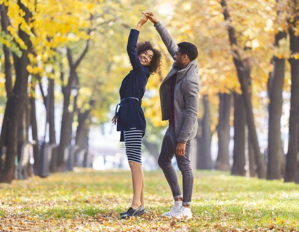 Pareja enamorada bailando en el parque de otoño —  Fotos de Stock