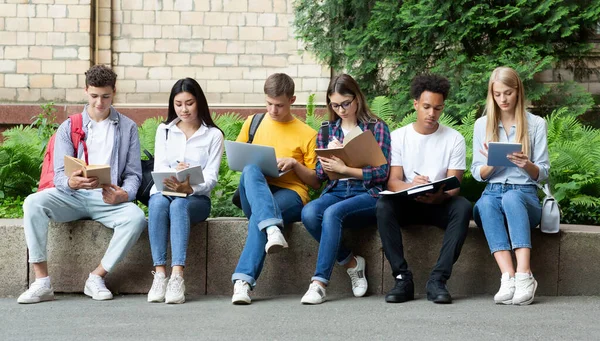 Vida universitária. Amigos se preparando para aulas no campus — Fotografia de Stock