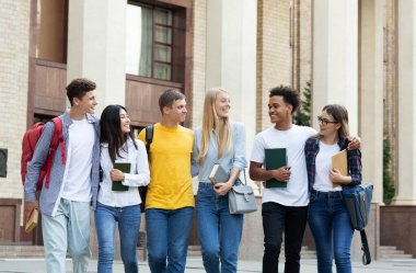 Üniversite kampüsünde yürüyen öğrenci arkadaşlar, kopyalama alanı