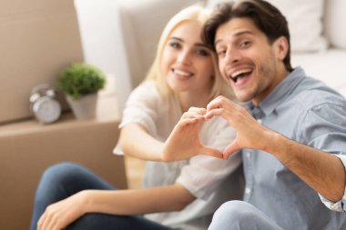 Hareket Kutuları Arasında Elleri Oturan Çift Hareket Eden Kalp ŞekliName