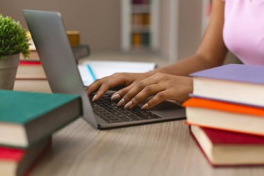 Laptop klavyesinde yazan siyah kız öğrencinin elleri
