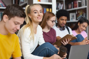 Kütüphanedeki sınavlardan önce çalışan uluslararası öğrenci grubu
