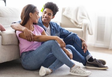 Neşeli Afrikalı çift katta oturan ve konuşurken