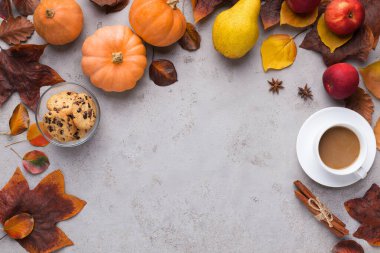 Gri kahve fincanı ile zengin ve parlak sonbahar hasadı