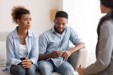 Üzgün Afro Kadın Ofisteki Koca Umursamazlığı Hakkında Psikolog Şikayet Ediyor