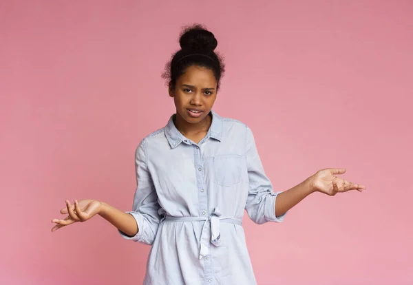 Ung afrikansk amerikansk flicka missnöjd med något, sprida händer — Stockfoto