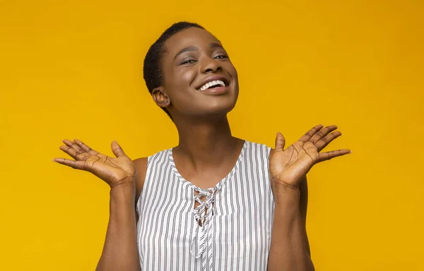 Супер щаслива дівчина афро піднімає руки вгору — стокове фото
