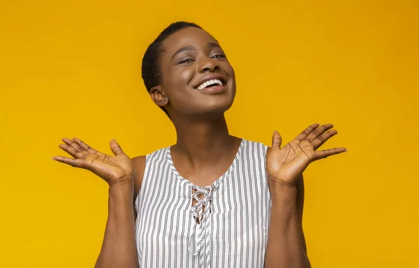 Super šťastný afro dívka zvedá ruce nahoru — Stock fotografie