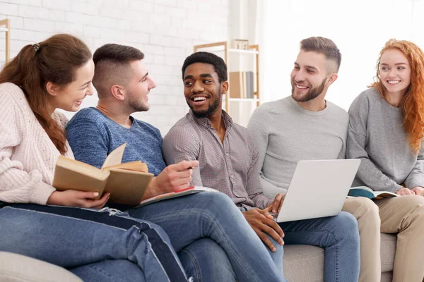 Groupe de jeunes étudiants multiethniques se préparant aux examens — Photo