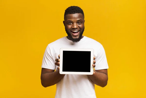 Hombre afroamericano mostrando pantalla de tableta digital en blanco — Foto de Stock