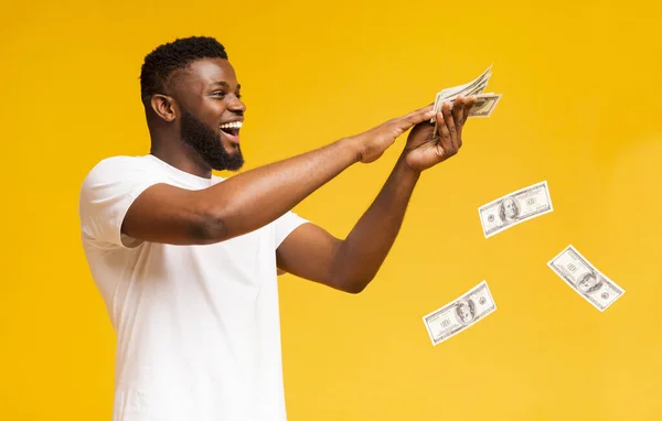 快乐的非洲裔美国人扔钱钞票 — 图库照片