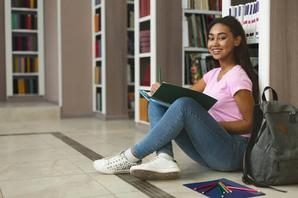 Joven diseñadora gráfica femenina creando un nuevo proyecto, sentada en el suelo — Foto de Stock