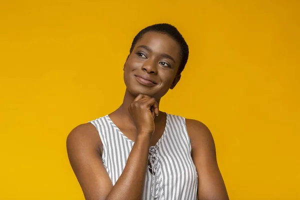 Peaceful Africano americano menina dia sonhando com fundo amarelo — Fotografia de Stock