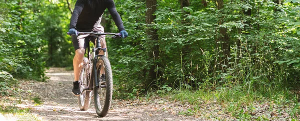 Fiatal sportos kerékpáros lovaglás le nyári erdőben — Stock Fotó