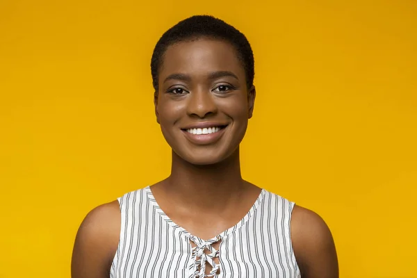 Πορτρέτο της χαμογελαστή μαύρη γυναίκα σε κίτρινο φόντο — Φωτογραφία Αρχείου