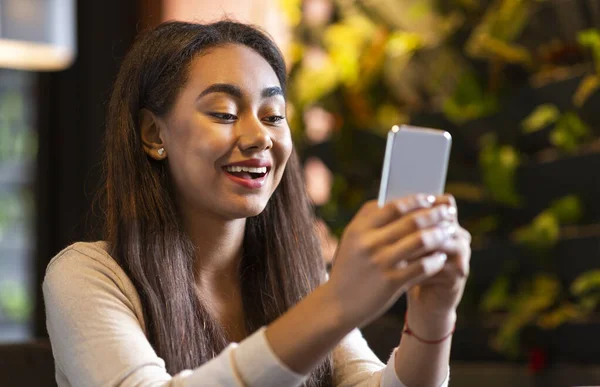 Nadšený dospívající dívka chatování na mobilu s chlapem — Stock fotografie