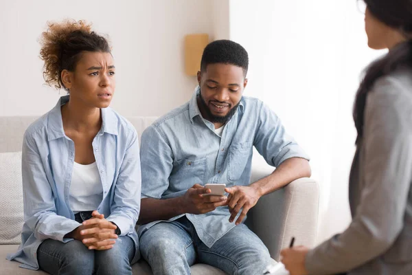 Triste afro mulher reclamando psicólogo sobre marido indiferença no escritório — Fotografia de Stock