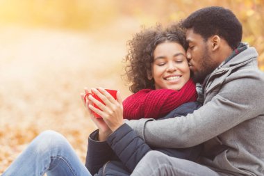 Hassas anlar. Romantik çift parkta kahve içiyor.