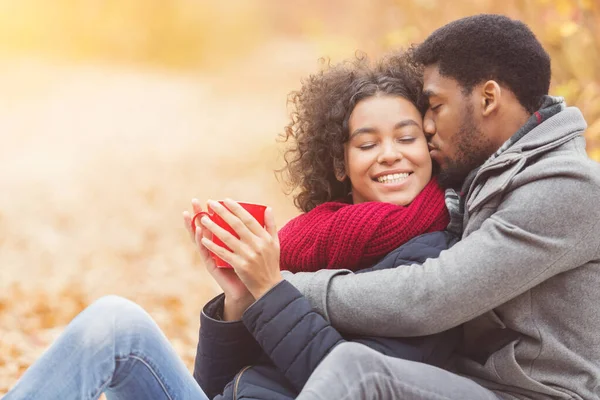 Hassas anlar. Romantik çift parkta kahve içiyor.