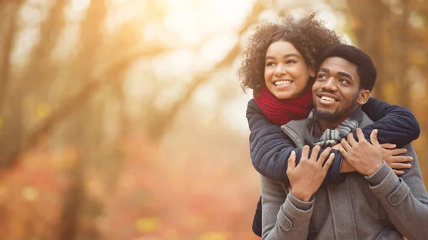 Otoño ocio y amor concepto. Pareja enamorada caminando en el parque —  Fotos de Stock