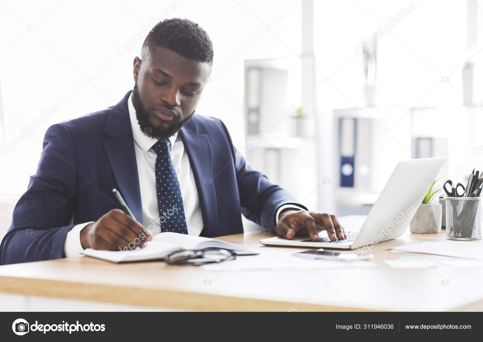 Homme d'affaires noir réussi travaillant dur dans le bureau — Photo de  stock par ©Milkos - 311946036, image size:1600x1133