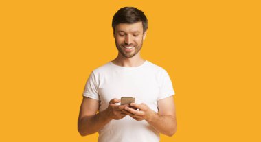 Mutlu Adam Sarı Arkaplan Üzerinde Cep Telefonu Kullanıyor, Panorama