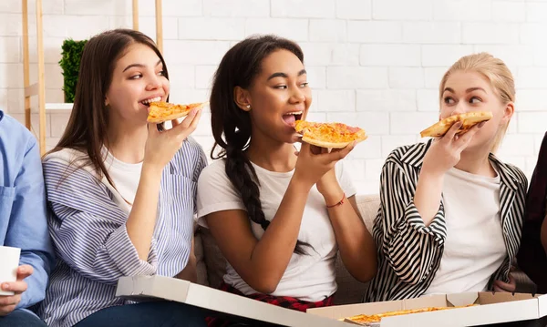 Ideje harapni valamit. Boldog lányok pizzát esznek és beszélgetnek — Stock Fotó