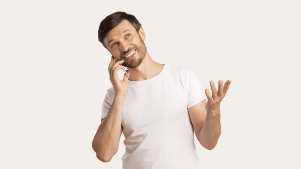 Uomo sorridente che parla al cellulare, Studio Shot, Panorama — Foto Stock