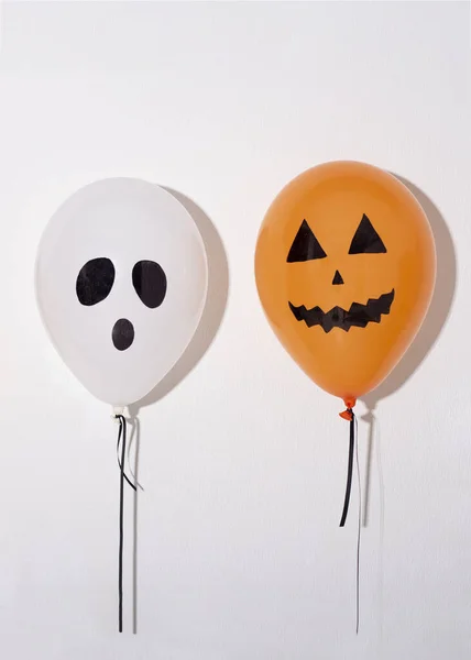 Globos de Halloween con caras divertidas sobre fondo blanco —  Fotos de Stock