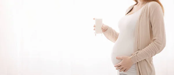 Mulher grávida segurando copo de leite, espaço livre — Fotografia de Stock