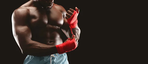 Combattimento professionale che avvolge le mani con benda da boxe rossa — Foto Stock