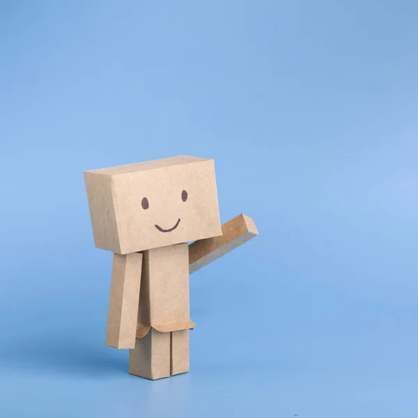 Zabawny robot kartonowy zabawki na niebieskim tle — Zdjęcie stockowe