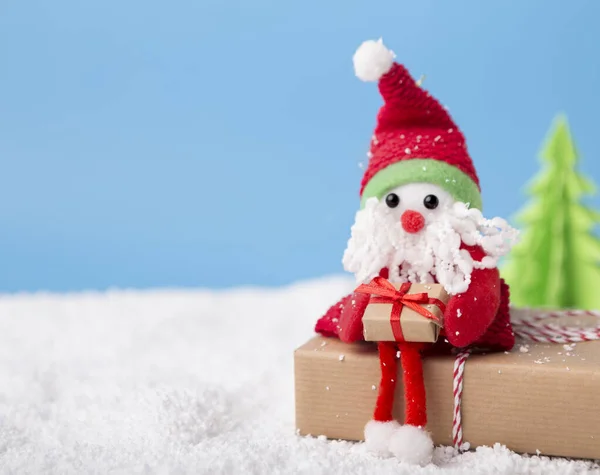 Juguete decorativo Santa celebración de felices fiestas presentes en cajas — Foto de Stock